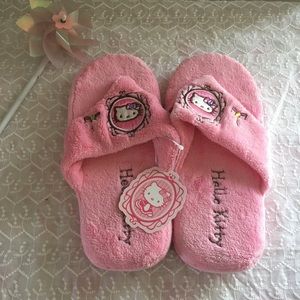 Cute Hello Kitty slippers!